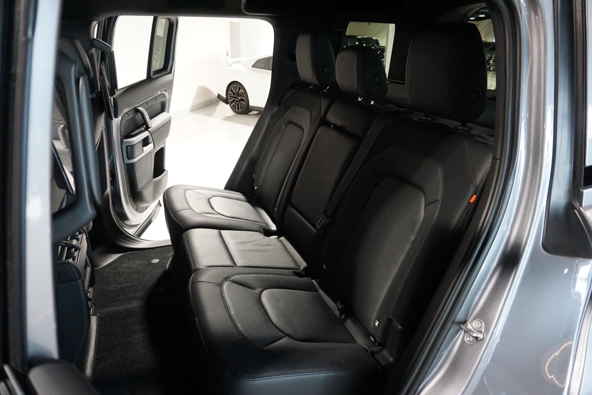 Land Rover Defender 110 3.0 D300 MHEV X-Dynamic SE SUV 5dr Diesel Auto 4WD Euro 6 (s/s) (300 ps)